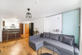 Heathrow Apartment with Parking & Gym